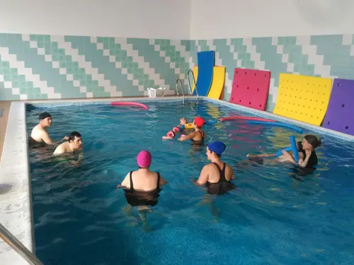 Rehabilitación en piscina o piscina terapéutica